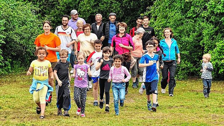 Greußenheim bewegt sich: Am Sonntag Generationenlauf       -  (est)    Am Sonntag, 19. Juni, fällt um 10 Uhr in Greußenheim der Startschuss zum zweiten Mehrgenerationenlauf des Sportverein Greußenheim (SVG). Start und Ziel befindet sich am Sportgelände mit vier Laufstrecken. Der Hauptlauf führt über 9,3 Kilometer und die Walkstrecke über eine Distanz von 6,5 Kilometer. Die Strecke führt über Wald- und Schotterwege mit welligem Profil und leichten Steigungen. Die Schüler starten um 10 Uhr und müssen eine Strecke von 1,3 Kilometern zurücklegen. Etwas zeitversetzt und unterstützt von ihren Eltern laufen die Kleinsten um 11.15 Uhr über eine Distanz von 400 Meter. Motor des Mehrgenerationenlaufes ist Sandra Kuhn, selbst ambitionierte Läuferin. Durch ihren Beruf als Sonderschullehrerin und durch ihre Arbeit als Trainerin im SVG begegnet sie täglich Kindern die an Bewegungsmangel leiden. Mit der Idee zum Mehrgenerationenlauf will Kuhn die ganze Familie mitnehmen. Mit Begeisterung dabei sind auch Rajaa Ramadan (9) und Bescher Faschtar (9) aus der Dezentralen Unterkunft in Greußenheim. Beide Flüchtlingskinder nutzen regelmäßig das Sportangebot des SVG und haben sich in die Sportgemeinschaft integriert. Aus der anfänglichen nonverbalen Kommunikation wurde im Laufe der Monate ein fast stolperfreier Dialog. Zum Testlauf fanden sich begeisterte Läufer aller Altersklassen am Sportgelände ein (Bild). Das Laufen ist auch für Christa Öchsner, Abteilungsleiterin Breitensport SVG, die einfachste Möglichkeit, sich schnell und unkompliziert sportlich zu betätigen. Anmeldung per E-Mail unter lauf.greussenheim@gmail.com oder am Sonntag direkt vor Ort. Die Startgebühr für Erwachsene beträgt drei Euro, Kinder und Schüler sind frei. Startnummernausgabe ist am Sonntag von 9 Uhr bis 10 Uhr am Start. Jeder Teilnehmer, der das Ziel erreicht, erhält eine Urkunde. Unter allen teilnehmenden Läufern werden gesponserte Gewinne verlost. Die Kinder erhalten alle einen Preis. Die Siegerehrung findet ab 11.30 Uhr statt. Umkleide-/Duschmöglichkeiten befinden sich am Sportgelände. Für den kleinen und großen Hunger sorgt das SVG Team im Festzelt. Info: www.sv-greussenheim.de