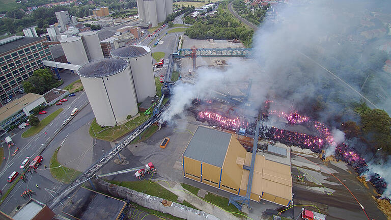 Noch ist unklar, weshalb es am frühen Samstagabend zu einem Großbrand auf dem Gelände der Zuckerfabrik in Ochsenfurt kam. Der Schaden geht in die Millionen.