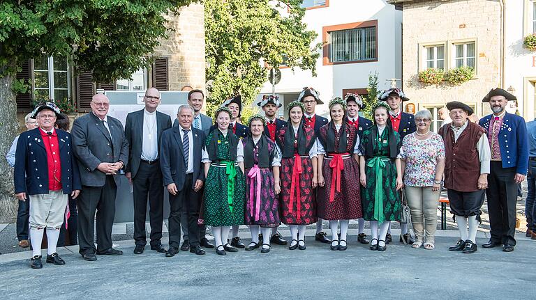 In Sennfeld wurde an den Tag der Wiedererlangung der Reichsfreiheit vor 370 Jahren erinnert. Im Bild (von links): Helmut Büschel, Vorsitzender des Trachtenvereins, Altbürgermeister Emil Heinemann, Dekan Oliver Bruckmann, zweiter Bürgermeister Helmut Heimrich, Landrat Florian Töpper, fünf der Sennfelder Planpaare, Gochsheims Bürgermeisterin Helga Fleischer mit ihrem Reichsschultheißen und Oliver Brust, Vorsitzender des Trachtenverbands Unterfranken und Bürgermeister von Geldersheim.&nbsp;