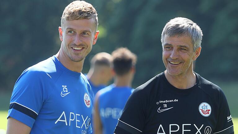 Für die nächsten drei Jahre bei Hansa Rostock unter Vertrag: Thomas Meißner (links), zusammen mit Trainer Jens Härtel beim ersten Training des Zweitliga-Aufsteigers.