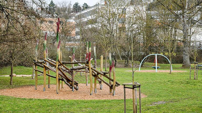 Die Klara-Oppenheimer Schule in der Stettiner Straße in der Sanderau in Würzburg muss saniert oder neu gebaut werden. Könnte hier als Übergang ein Containerdorf entstehen? Oder eignet sich die Freifläche sogar für den Neubau der Schule?