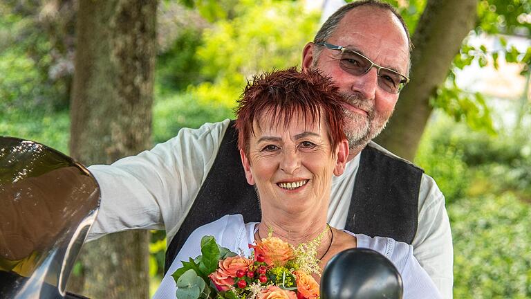 Elfriede Kordick-Hogen und ihr Mann Günter Hogen aus dem schwäbischen Illertissen haben 2021 in Himmelstadt geheiratet.