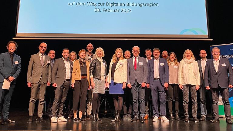 Startschuss für die Bewerbung zur Digitalen Bildungsregion Rhön-Grabfeld: Mit im Bild sind Staatsekretärin Anna Stolz (9. von links) und Regierungsvizepräsident Jochen Lange (2. von links). Startschuss für die Bewerbung zur Digitalen Bildungsregion Rhön-Grabfeld: Mit im Bild sind Staatsekretärin Anna Stolz (9. von links) und Regierungsvizepräsident Jochen Lange (2. von links).