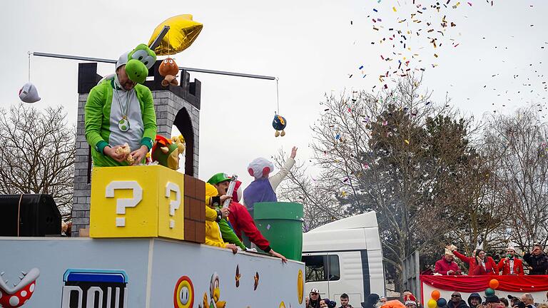 Auch die Oberwerrner Super-Marios warfen beim Festzug am Faschingsdienstag in Schweinfurt allerlei Süßigkeiten und Konfetti von ihrem Wagen.&nbsp;