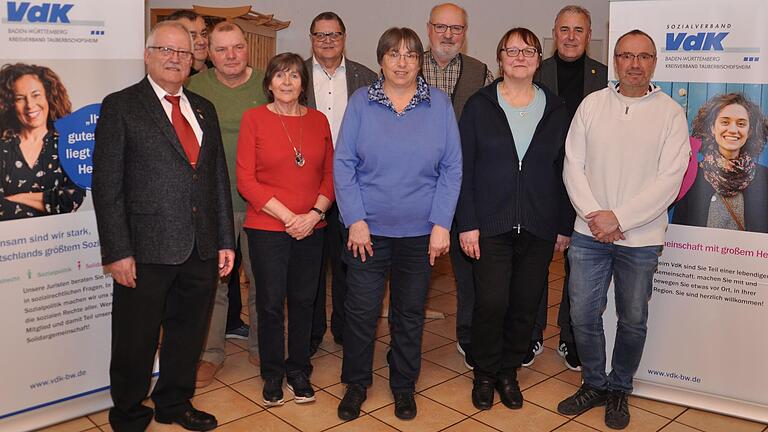 Der Vorstand des VdK-Ortsverbandes im Jubiläumsjahr mit dem Vorsitzenden Reiner Schenk (links) und seinem Stellvertreter Ludwig Blassauer (Vierter von rechts)