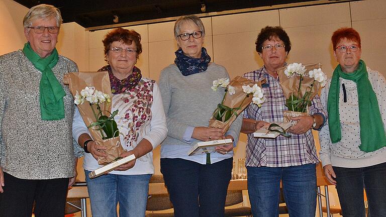 Bei der Jahresversammlung der Rheumaliga Bad Königshofen verabschiedeten die alte Vorsitzende Christine Baumann (links) und die neue Vorsitzende Gaby Machalett (rechts) Vorstandsmitglieder. Unser Bild zeigt weiter von links: Hiltrud Siebert, Hella Höhn und Hannelore Dod.