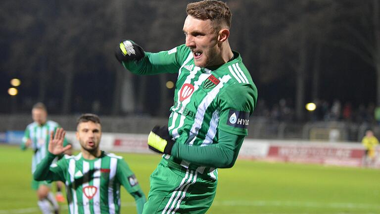 Teamwork wird belohnt: Amar Suljic feiert seinen Treffer zum 1:0 für den FC 05 Schweinfurt, im Hintergrund kommt Vorbereiter Amar Cekic zum gratulieren. Teamwork wird belohnt: Amar Suljic feiert seinen Treffer zum 1:0 für den FC 05 Schweinfurt, im Hintergrund kommt Vorbereiter Amar Cekic zum gratulieren.