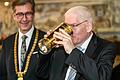 Als neuer Ehrenbürger von Würzburg durfte Josef Schuster eine 2018er Würzburger Stein-Harfe Riesling Auslese aus dem goldenen Riemenschneider-Becher trinken. Links im Bild Oberbürgermeister Christian Schuchardt.