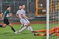 Wieder einmal goldrichtig gestanden: Der Schweinfurter Severo Sturm (links) verwandelt eine N'gatie-Flanke zum zwischenzeitlichen 1:1 - Augsburgs Torwart Marcel Lubik ist chancenlos.