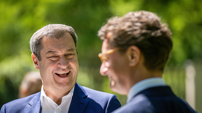 Michael Kappeler, dpa2.jpg       -  Markus Söder hat öfter Grund zu lachen. Ein Shirt mit vielen Söder-Gesichtern drauf gefiel ihm offenbar sehr.