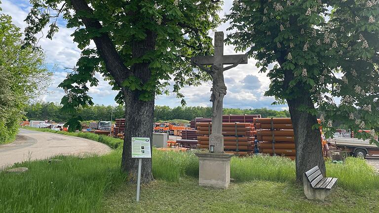 Am Rokoko-Flurdenkmal 'Weißes Kreuz' startet und endet die Wanderroute.