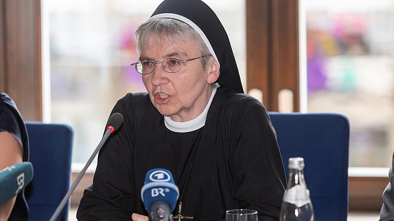 Die Mutter Oberin der Erlöserschwestern, Schwester Monika Edinger, erklärt bei einer Pressekonferenz nach einem Krisengespräch mit der bayerischen Gesundheitsministerin Judith Gerlach die Gründe für die Schließung. Die Mutter Oberin der Erlöserschwestern, Schwester Monika Edinger, erklärt bei einer Pressekonferenz nach einem Krisengespräch mit der bayerischen Gesundheitsministerin Judith Gerlach die Gründe für die Schließung.