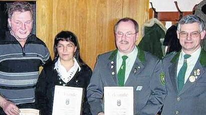 Ehrungen beim Schützenverein Konkordia in Oberbach: (von links) Peter Ziegler (40 Jahre), Annemarie Hüfner (30) und Richard Rüttiger (30) mit Schützenmeister Arnd Ziegler. Auf dem Bild fehlen Jochen Witzel (25), Thomas Dziadek (40) und Erwin Schumm (50).SCHÜTZENVEREIN KONKORDIA Ehrungen beim Schützenverein Konkordia in Oberbach: (von links) Peter Ziegler (40 Jahre), Annemarie Hüfner (30) und Richard Rüttiger (30) mit Schützenmeister Arnd Ziegler. Auf dem Bild fehlen Jochen Witzel (25), Thomas Dziadek (40) und Erwin Schumm (50).SCHÜTZENVEREIN KONKORDIA