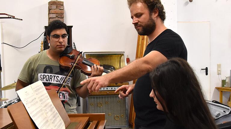 Jonas Hermes von 'Willkommen mit Musik' unterrichtet junge Menschen in der solidarischen Musikschule. Foto: Willkommen mit Musik Jonas Hermes von 'Willkommen mit Musik' unterrichtet junge Menschen in der solidarischen Musikschule. Foto: Willkommen mit Musik