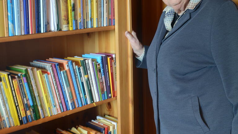 Viele Bücher und Auszeichnungen: Gudrun Pausewang 2015 vor ihrem privaten Bücherregal in ihrem langjährigen Zuhause im hessischen Schlitz.&nbsp;