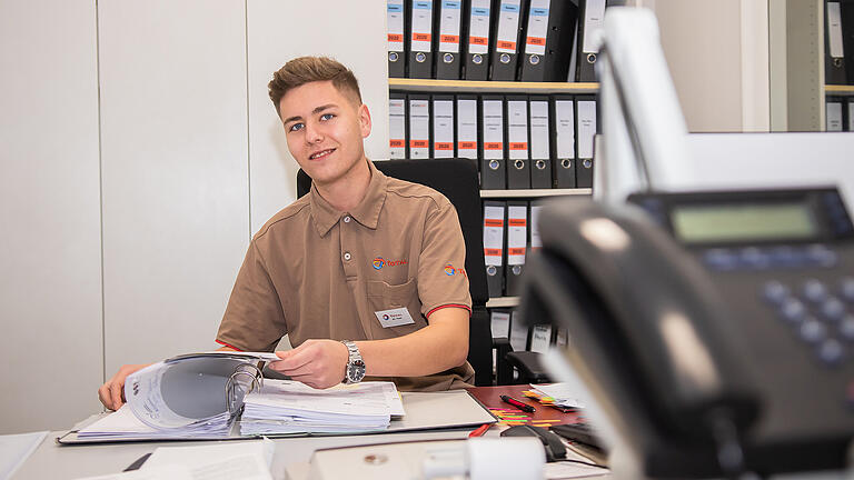 Autohaus Neumann       -  Mit Kevin bleibt niemand allein an der Tankstelle. Der 21-Jährige absolviert eine Ausbildung zum Einzelhandelskaufmann im Autohaus Neumann.