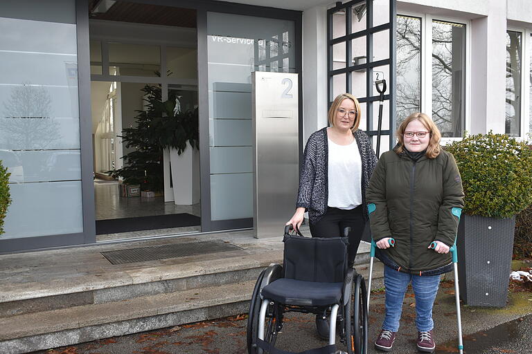 Trainerin Marina Dohles (links) steht Anna-Lena Hermann zur Seite. Sie oder Kollegen müssen ihr momentan noch helfen, die Stufen ins Gebäude zu überwinden. Trainerin Marina Dohles (links) steht Anna-Lena Hermann zur Seite. Sie oder Kollegen müssen ihr momentan noch helfen, die Stufen ins Gebäude zu überwinden.