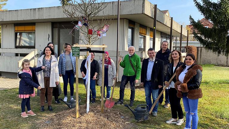 Am Tag gegen Rassismus pflanzte der Integrationsbeirat in Karlstadt gemeinsam mit der Zweiten Bürgermeisterin Martha Bolkart-Mühlrath (links) einen Baum. Geschmückt wurde er von Kindergartenkindern. Am Tag gegen Rassismus pflanzte der Integrationsbeirat in Karlstadt gemeinsam mit der Zweiten Bürgermeisterin Martha Bolkart-Mühlrath (links) einen Baum. Geschmückt wurde er von Kindergartenkindern.
