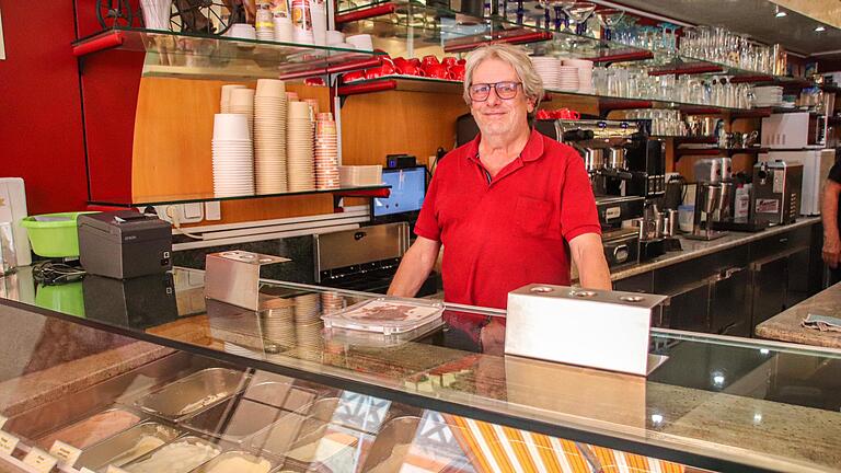 Thomas Müller steht in seiner Eisdiele Toms Eismanufaktur in der Karlstadter Hauptstraße 53. Aus Altersgründen schließt er die Eisdiele Ende September.