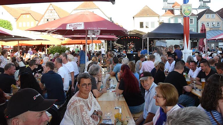 Wie in 'alten' Zeit strömten die Menschen zum Auftakt der diesjährigen Donnerstagskonzerte auf den Marktplatz von Bad Neustadt. Wie in 'alten' Zeit strömten die Menschen zum Auftakt der diesjährigen Donnerstagskonzerte auf den Marktplatz von Bad Neustadt.