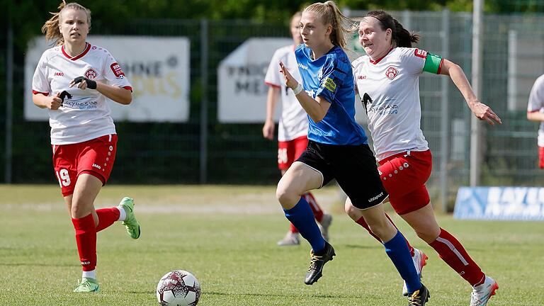 Victoria Maidhof (links) und Maria Pfau (rechts) von den Würzburger Kickers verfolgen Milena Proske vom FFC Wacker München. Victoria Maidhof (links) und Maria Pfau (rechts) von den Würzburger Kickers verfolgen Milena Proske vom FFC Wacker München.
