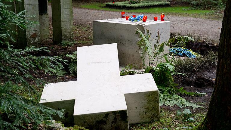 Grabstätte Stepan Bandera       -  2014 war das Marmorkreuz an Banderas Grab in München vom Sockel gestürzt worden. (Archivbild)