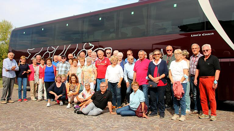 Der Reisebus mit der Ochsenfurter Reisegruppe (für das Foto durften die Masken kurzfristig abgenommen werden).