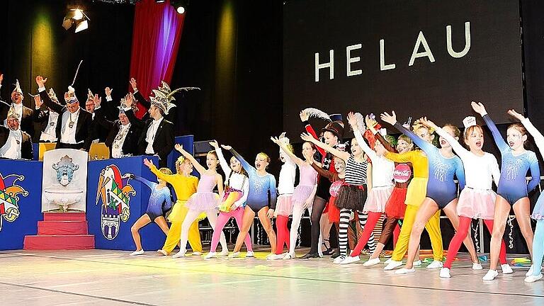 red helau - „Helau!“ schallt es die nächsten Wochen unzählige Male aus der FastnachtAkademie und der Florian-Geyer-Halle. Die Kitzinger Karnevalsgesellschaft wartet 2023 mit einem vollen Programm auf. red helau - „Helau!“ schallt es die nächsten Wochen unzählige Male aus der FastnachtAkademie und der Florian-Geyer-Halle. Die Kitzinger Karnevalsgesellschaft wartet 2023 mit einem vollen Programm auf.