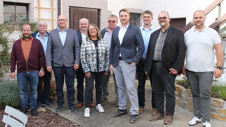 Viele prämierte Kleinobjekte, viel Nutzen in den Gemeinden: Zufriedene Gesichter bei den Akteuren der Streutalallianz nach der Projektrundfahrt in Oberstreu. Viele prämierte Kleinobjekte, viel Nutzen in den Gemeinden: Zufriedene Gesichter bei den Akteuren der Streutalallianz nach der Projektrundfahrt in Oberstreu.