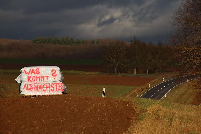 In Stadelhofen protestiert ein Landwirt mit verschiedenen Botschaften gegen den geplanten Wegfall der Subventionen von Agrardiesel und der Kfz-Steuerbefreiung. In Stadelhofen protestiert ein Landwirt mit verschiedenen Botschaften gegen den geplanten Wegfall der Subventionen von Agrardiesel und der Kfz-Steuerbefreiung.