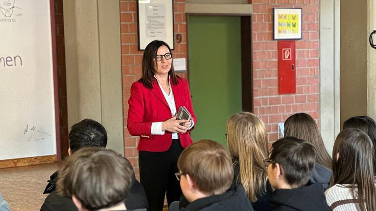 Barbara Becker wurde von der Marktbreiter Leo-Weismantel-Realschule eingeladen, mit 50 Schülerinnen und Schülern der 10. Klassen in den Austausch zu treten.