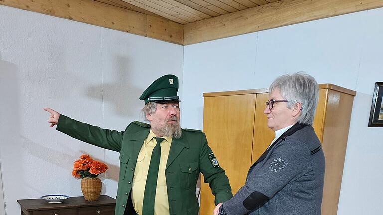 Für das Stück 'Rendezvous in der Welsbachhalle' hat die Theatergruppe Holzkirchhausen eifrig geprobt. Zu sehen ist Thomas Rügamer als Polizist Obacht und Ilona Müller als Monika Pasch.