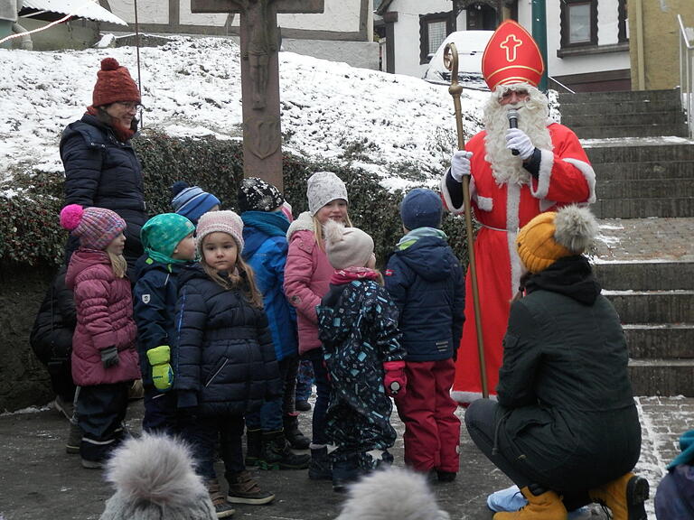 Der Nikolaus durfte natürlich auch nicht fehlen und Knecht Ruprecht hatte in seinem Sack weder Rute noch Tadel, sondern nur Geschenke für die Kinder. Der Nikolaus durfte natürlich auch nicht fehlen und Knecht Ruprecht hatte in seinem Sack weder Rute noch Tadel, sondern nur Geschenke für die Kinder.