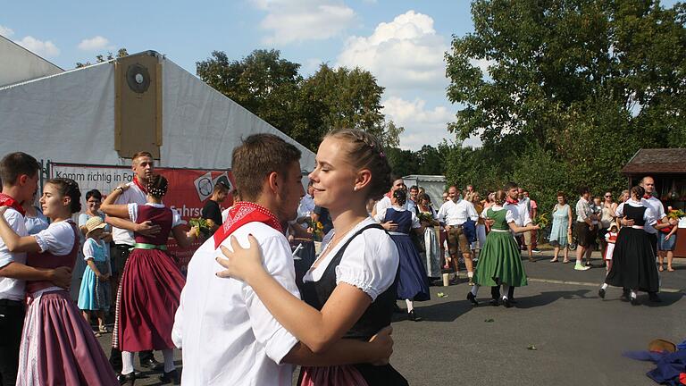 Nachdem die Kirchweihbäume aufgestellt sind, tanzen die Plüapaare vor dem Festzelt.