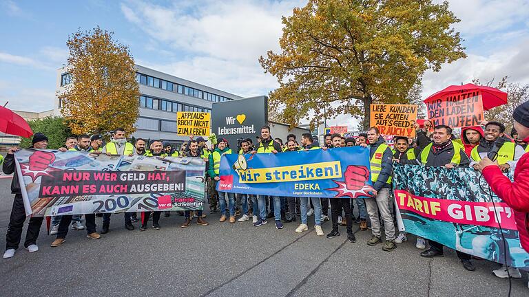 Knapp 200 Beschäftigte von Edeka Nordbayern-Sachsen-Thüringen und dem Rewe Lager in Buttenheim versammelten sich am Mittwoch vor der Edekazentrale in Rottendorf, um für höhere Löhne zu streiken.