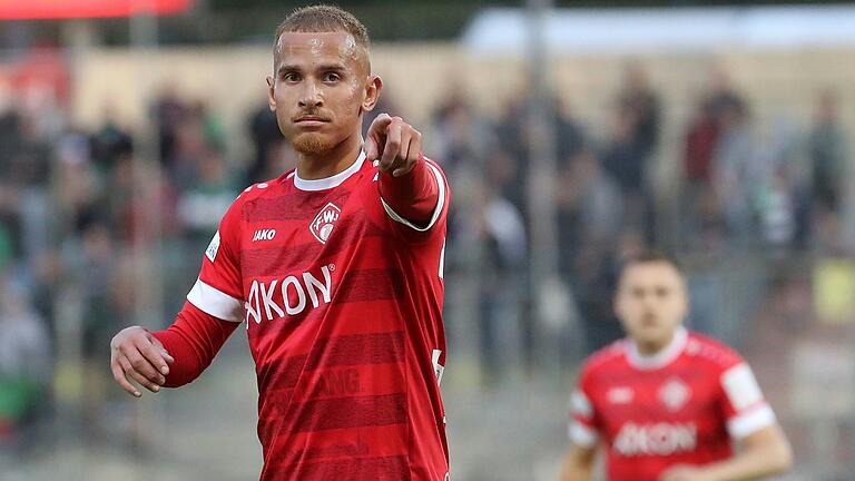 Benyas Junge-Abiol trägt auch in der kommenden Saison das Trikot der Würzburger Kickers. Benyas Junge-Abiol trägt auch in der kommenden Saison das Trikot der Würzburger Kickers.