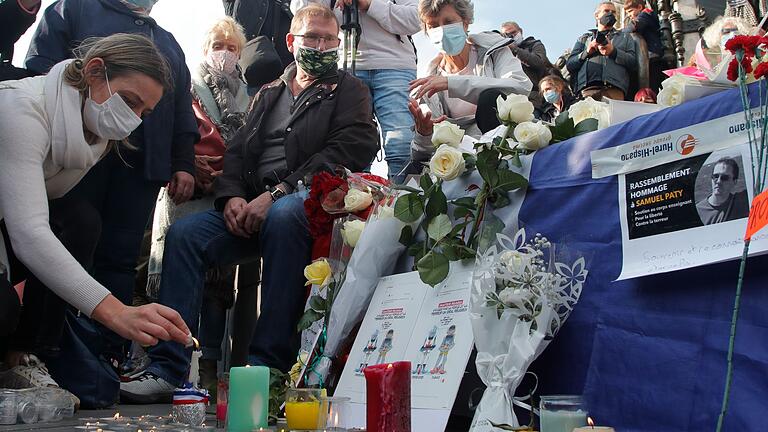 Prozess um Mord an Lehrer Samuel Paty beginnt in Frankreich - Der barbarische Mord an dem Lehrer Samuel Paty sorgte in Frankreich für Entsetzen (Archivbild). Prozess um Mord an Lehrer Samuel Paty beginnt in Frankreich - Der barbarische Mord an dem Lehrer Samuel Paty sorgte in Frankreich für Entsetzen (Archivbild).
