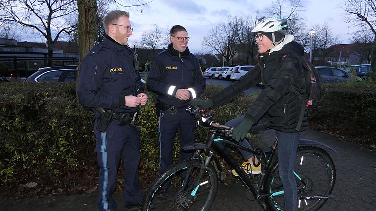 Die 16-jährige Johanna (rechts) fährt in der dunklen Jahreszeit vorbildlich mit Licht und Helm zur Schule. Dafür gab es ein Lob von Polizeikommissar Jonas Meder (links) und Polizeihauptmeister Benjamin Altmannsberger.