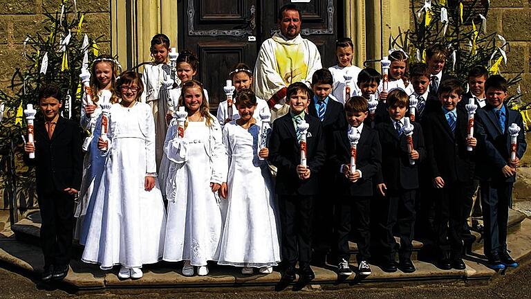 Am Tisch des Herrn in Zeil       -  (wo)   20 Kinder, neun Mädchen und zwei Jungen,  gingen in Zeil zum ersten Mal zum Tisch des Herrn. Zwei Kommunionkinder kommen aus der Pfarrei Krum. Pfarrer Michael Ehrhart spendete ihnen die Heilige Kommunion.