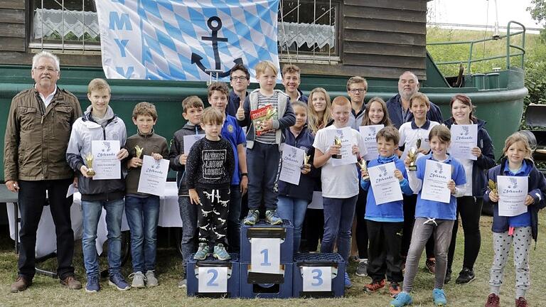 Siegerfoto: Ben Djalek (Mitte) Sieger in der Klasse ME (6 bis 7 Jahre) mit seinen Mitstreitern. Foto: Rainer Weis