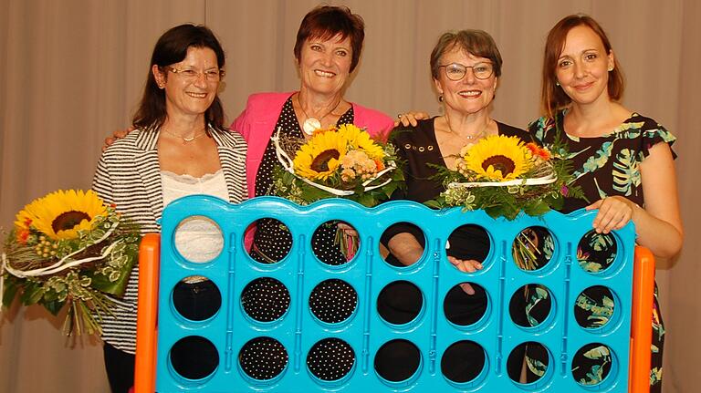 Als bleibendes Abschiedsgeschenk des Trios (von links): Helga Weiß, Margit Zirker und Ruth Wagner dürfen sich die Burgläurer Grundschüler über ein Outdoor-Spiel „Vier gewinnt“ freuen. Rechts im Bild Schulleiterin Carolin Arand.