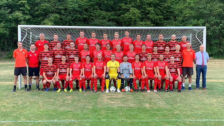 Das Team des TSV Rottendorf für die neue Bezirksliga-Saison: (hinten von links) Trainer Martin Lang, Lukas Issing, Julian Englert, Marco Englert, Marcel Stühler, Michael Dekant, Julian Weber, Simon Wengeler, Thomas Melber, Julian Wolff, Christian Florian, Ferdinand Rützel, Bernhard Ebert(Mitte von links) Torwart-Trainer Thorsten Müller, Co-Trainer Julian Bohlender, Michael Back, David Zoller, Lukas Rützel, Moritz Schubert, Daniel Ritter, Adrian Daut, Martin Hesselbach, Jannik Fischer, Thomas Trappschuh, Robin Katzenberger, Jonas Mahler, Tim Schuhmann, Sportlicher Leiter, Andreas Schubert, Vorstandsvorsitzender Bernd Horak (vorne von links) Lars Dickmeis, Felix Töper, Fabian Frey, Robin Busch, Hans Zahn, Peter Trappschuh, Kai Brehm, Nicolas Schubert, Lars Weyer, Paul Lücke und Peter Flury. Das Team des TSV Rottendorf für die neue Bezirksliga-Saison: (hinten von links) Trainer Martin Lang, Lukas Issing, Julian Englert, Marco Englert, Marcel Stühler, Michael Dekant, Julian Weber, Simon Wengeler, Thomas Melber, Julian Wolff, Christian Florian, Ferdinand Rützel, Bernhard Ebert(Mitte von links) Torwart-Trainer Thorsten Müller, Co-Trainer Julian Bohlender, Michael Back, David Zoller, Lukas Rützel, Moritz Schubert, Daniel Ritter, Adrian Daut, Martin Hesselbach, Jannik Fischer, Thomas Trappschuh, Robin Katzenberger, Jonas Mahler, Tim Schuhmann, Sportlicher Leiter, Andreas Schubert, Vorstandsvorsitzender Bernd Horak (vorne von links) Lars Dickmeis, Felix Töper, Fabian Frey, Robin Busch, Hans Zahn, Peter Trappschuh, Kai Brehm, Nicolas Schubert, Lars Weyer, Paul Lücke und Peter Flury.