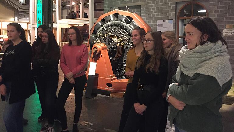 Spannende Führungen im Museum für Industriekultur in Nürnberg rundeten die Studienreise der Q12 des Franken-Landschulheims Schloss Gaibach ab.