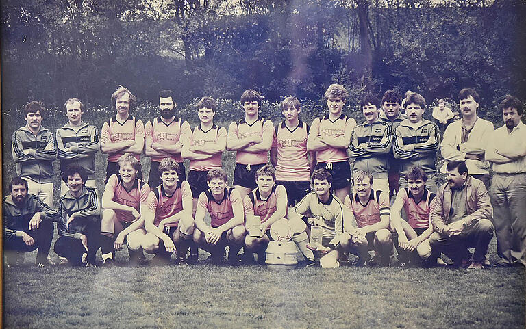 Die Meistermannschaft der Saison 1984/85. Hinten stehend von links: Schuster Karlheinz, Häfner Dieter, Trainer Theo Pottler, Sauer Rainer, Müller Armin, Schloßnagel Thomas, Vonhausen Georg, Schittig Horst, Henneberger Wolfram, Haßfurter Volker, Schuster Wolfgang, Spielleiter Sauer Manfred, Vorsitzender Lübke Horst; vorne kniend von links: Lübke Roland, Sauer Ralf, Reuter Dieter, Sidon Wolfgang, Schuster Jürgen, Jmhof Peter, Müller Rainer, Jmhof Rainer, Hülz Dieter, Betreuer Hein Hermann.