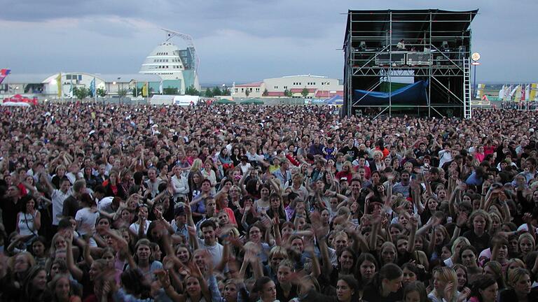 Ein Blick in die Anfangsjahre: Im Juli 2002 kamen 10 000 Menschen in den Mainfrankenpark, um ein Konzert mit&nbsp; Joe Cocker, Vanessa Amarosi und Rea Garvey zu erleben.