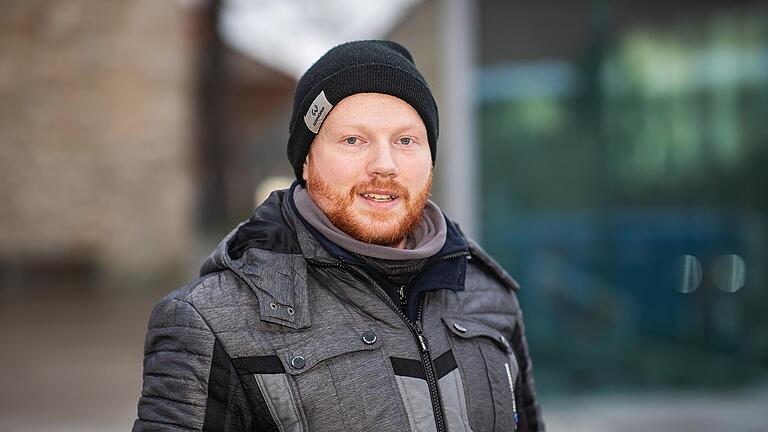 Marcel Kaufmann aus Schweinfurt findet eine Erhöhung der Gebühren in Ordnung, eine Verdoppelung sei aber überzogen.