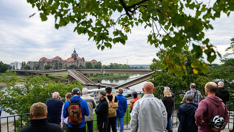 Carolabrücke in Dresden eingestürzt       -  Hier fährt erstmal nichts mehr: Bis auf Weiteres bleibt die Brücke komplett gesperrt.