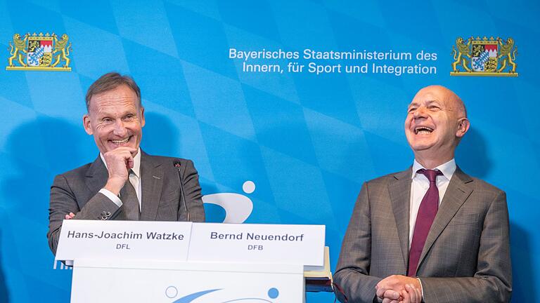 Sicherheitsgipfel im Fußball       -  Nach dem Treffen wirkten Hans-Joachim Watzke (links) und Bernd Neuendorf gelöster als davor.