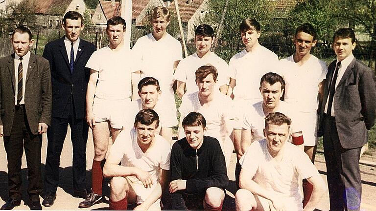 1966 wurde der VfR erstmals Meister in der C-Klasse und stieg in die B-Klasse auf. Mit dabei waren (hintere Reihe von links) Theo Link, Martin Schaad, Stefan Greul, Hans Kaiser, Raimund Markert, Lothar Hartmann, Felix Reich und Heinrich Baum; mittlere Reihe (von links) Ludwig Bühl, Günther Geiling und Herbert Greul sowie (vordere Reihe von links) Werner Hoch, Gerhard Bühl und Otto Schlee.