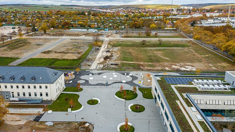 Der Bebauungsplan für den Umbau der Ledward Barracks zum neuen Stadtquartier ist genehmigt. Neben dem Campus der Fachhochschule Würzburg-Schweinfurt (rechts) soll hier neuer Wohnraum und Platz für versorgendes Gewerbe geschaffen werden.&nbsp;